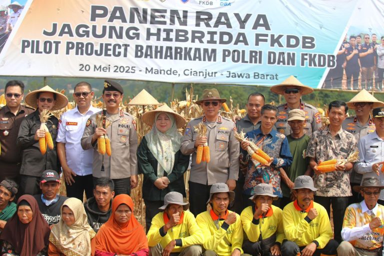Dukung Ketahanan Pangan, Kakorbinmas Polri dan FKDB Gelar Panen Raya Jagung Hibrida