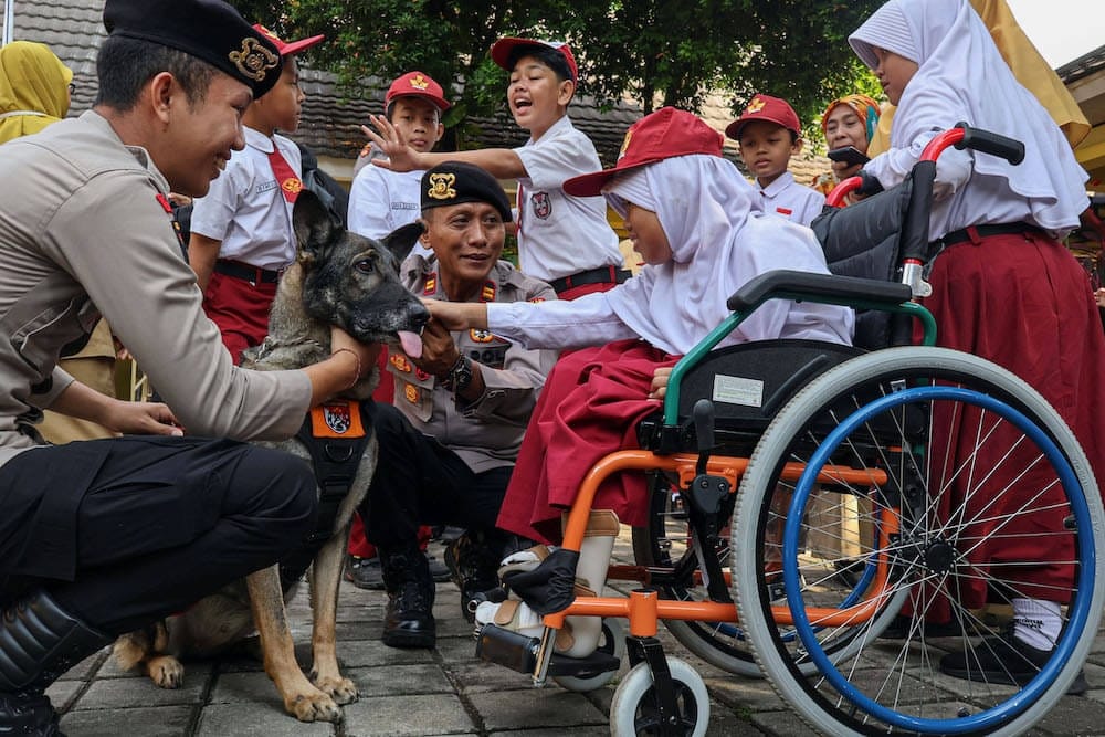 Polisi Satwa Polri Edukasi Siswa SLB di Depok Lewat Interaksi Langsung
