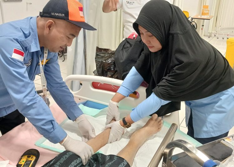 Petugas Kesehatan Haji Tangani Jemaah Diabetes yang Alami Luka di Telapak Kaki