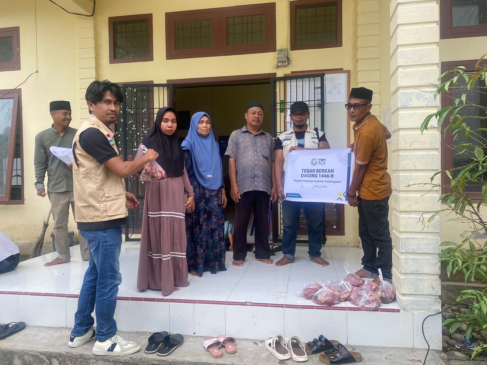 Rayakan Idul Adha, PLN Bagikan Daging Qurban di Labuhan Haji Barat