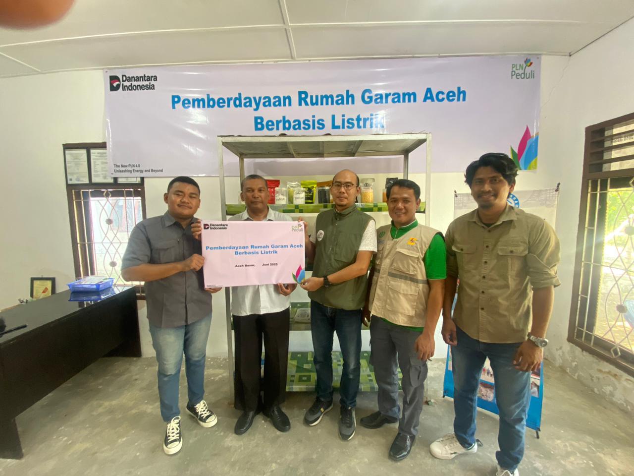 PLN Serahkan Dana TJSL untuk Pemberdayaan Rumah Garam Aceh Berbasis Listrik