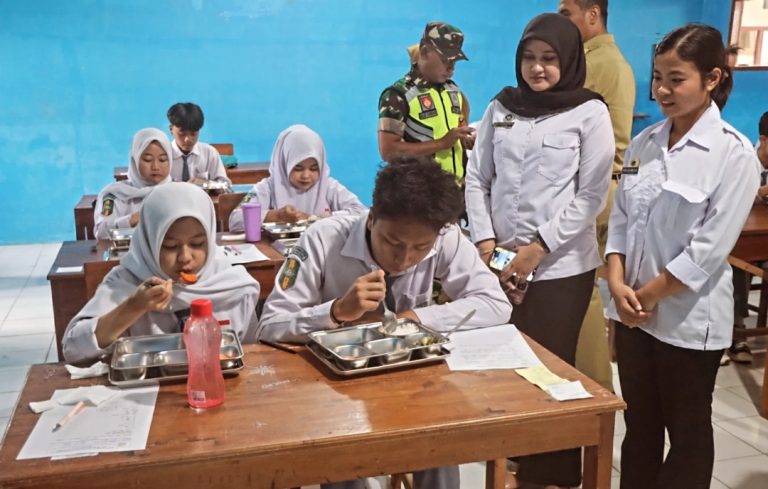 104 Santri di Sumowono Terima Makan Bergizi Gratis dari Dapur SPPG Baru