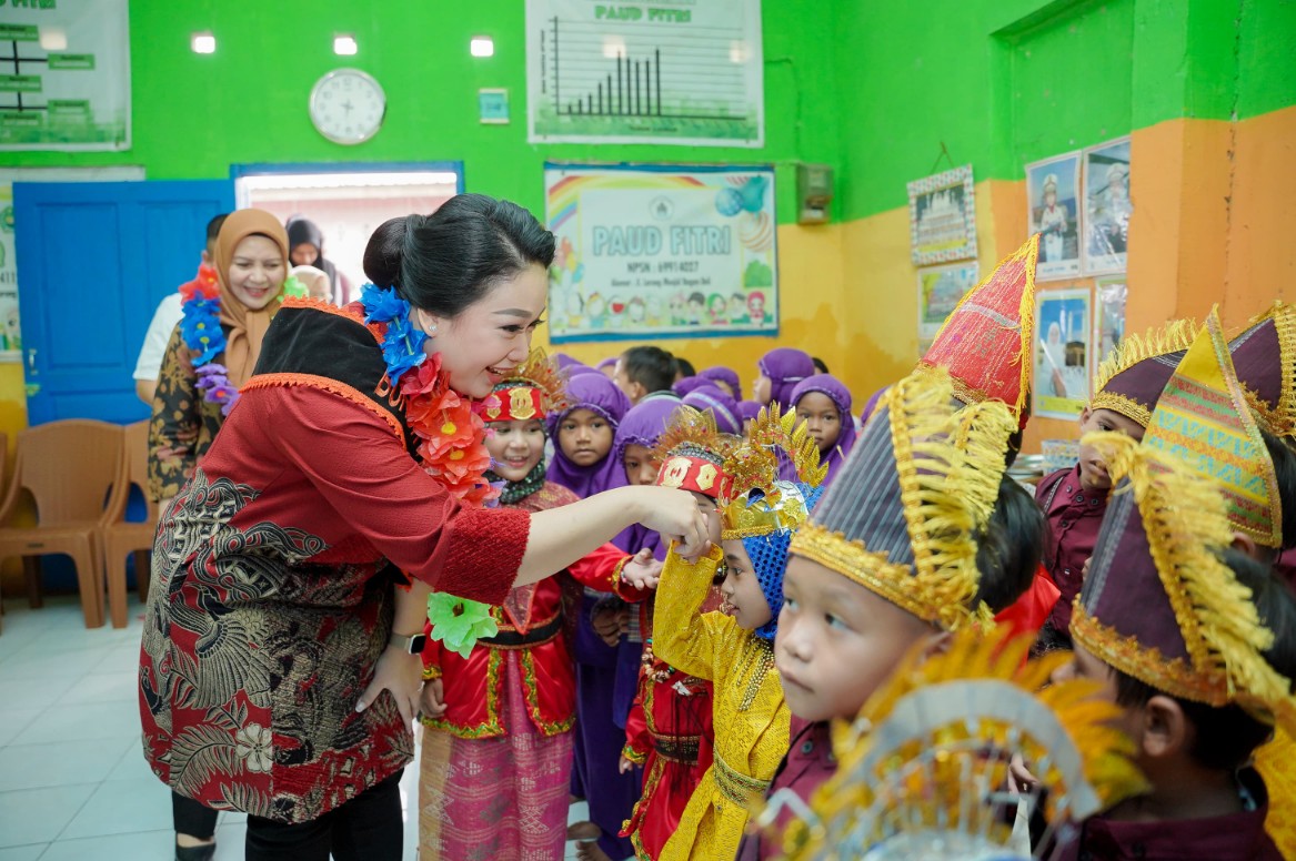 Airin Rico Waas Dorong Pemenuhan Gizi Anak Lewat Bantuan Makanan Tambahan di TK Azhura