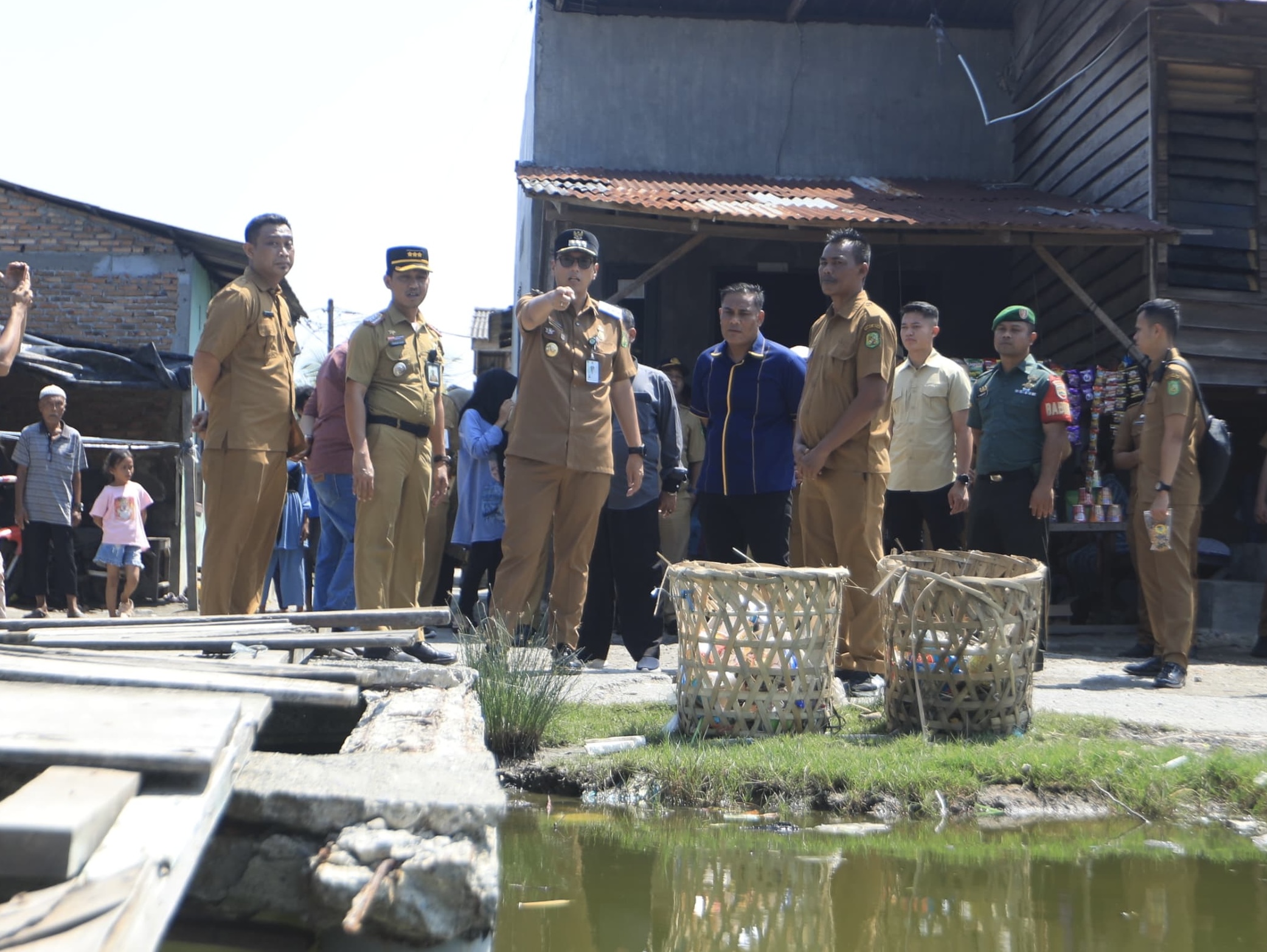Rico Waas Tinjau Kampung Nelayan Indah, Langsung Tanggapi Masalah Air dan Infrastruktur