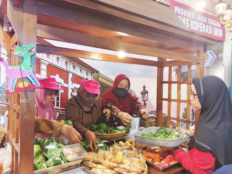 Stan Diskop UKM Jateng Hadirkan Nuansa Angkringan di Jateng Fair 2025