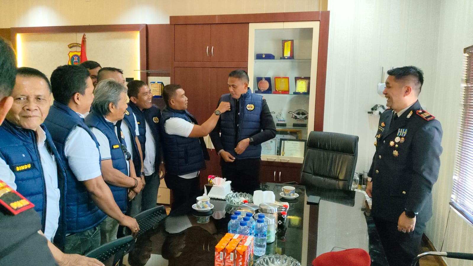 PWI Bona Pasogit Hadiahi Kapolres Taput Kue dan Rompi di HUT Bhayangkara ke-79