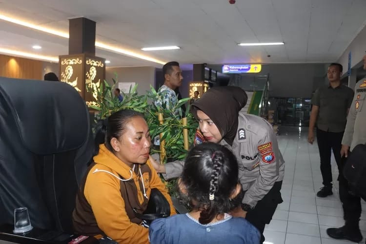 Polwan Polresta Banyuwangi Berikan Trauma Healing bagi Korban Selamat Tragedi KMP Tunu Pratama Jaya