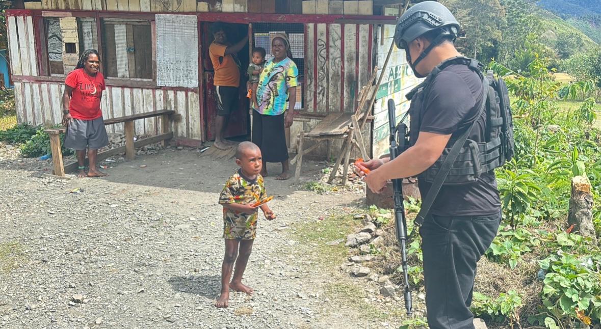 Satgas Humas Damai Cartenz Bangun Kedekatan dengan Anak-anak di Puncak Jaya