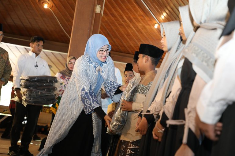 Nawal Yasin Serahkan Santunan untuk Anak Yatim, Wujud Kepedulian Masa Depan Bangsa