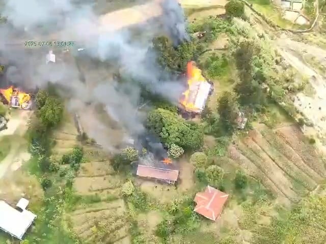 KKB Bakar Rumah Bupati dan Kantor Distrik di Puncak, Satgas Damai Cartenz Tegaskan Tidak Ada Pos Militer