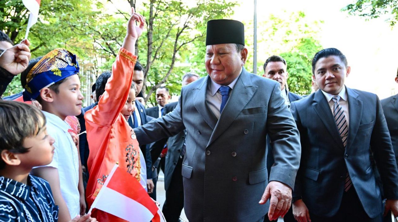 Presiden Prabowo Disambut Hangat Diaspora Indonesia di Paris dengan Bunga dan Bendera Merah Putih
