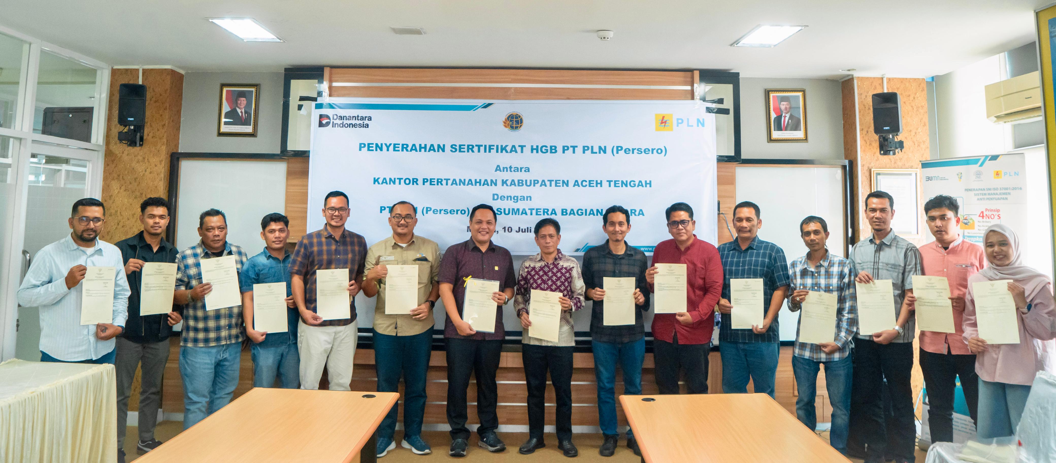 BPN Aceh Tengah Serahkan Sertipikat Lahan PLTA Peusangan kepada PLN UIP SBU