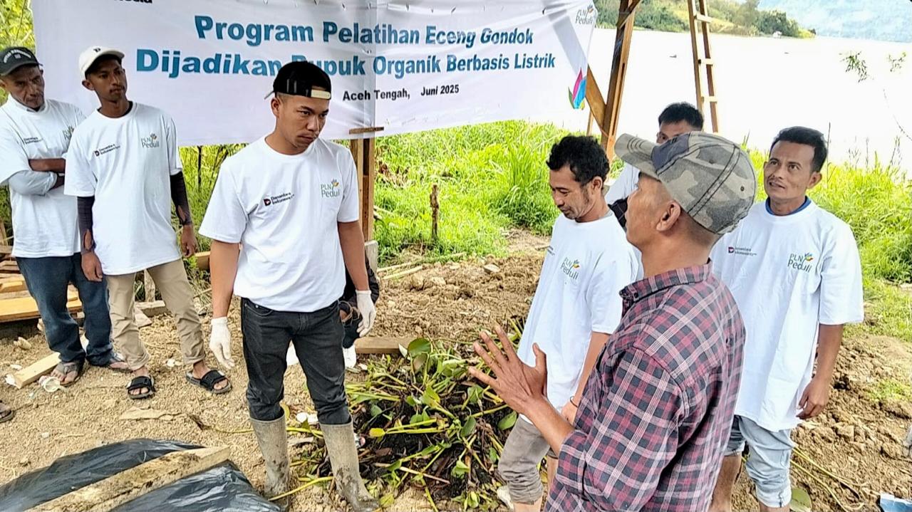 PLN UIP SBU Dorong Pemanfaatan Eceng Gondok Lewat Pelatihan Pupuk Organik