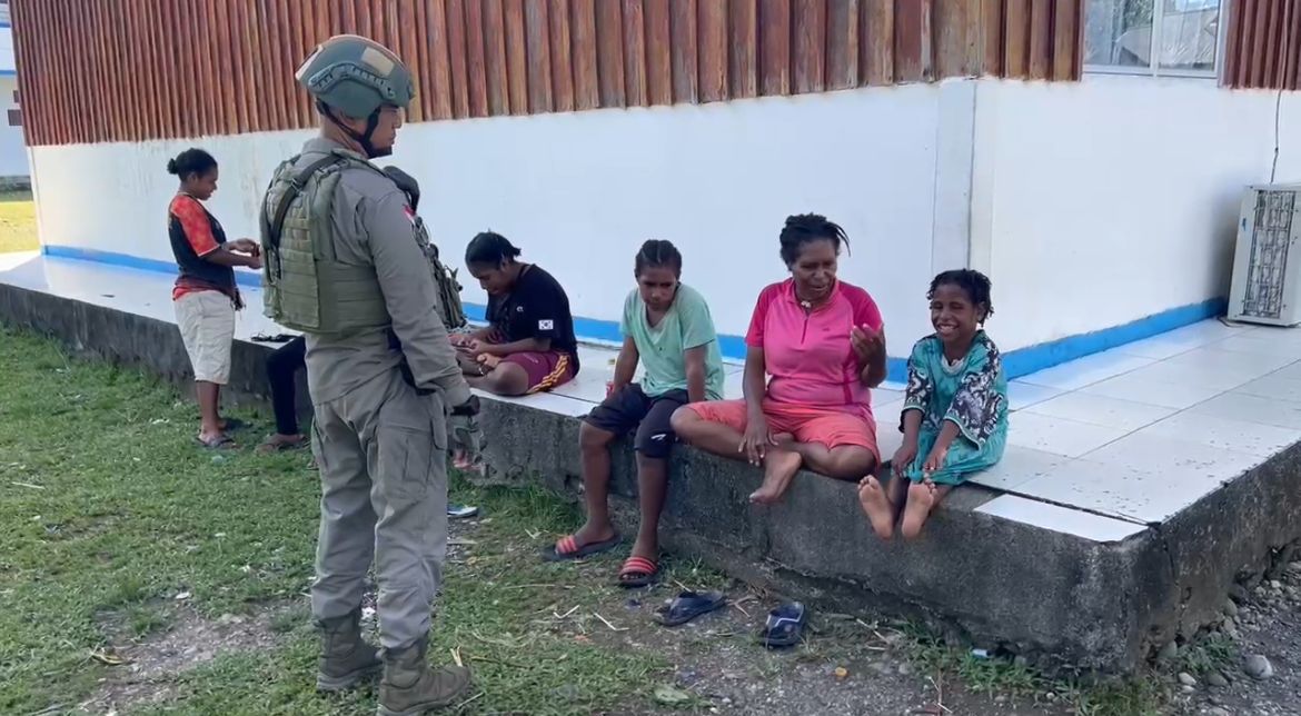 Patroli Humanis Satgas Damai Cartenz di Yahukimo, Warga Sambut Hangat Kehadiran Aparat