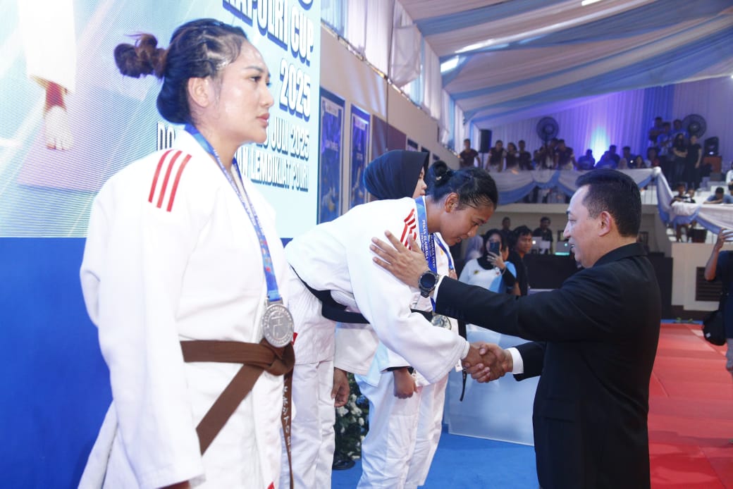 Kapolri Sematkan Medali untuk Juara Judo Kapolri Cup 2025