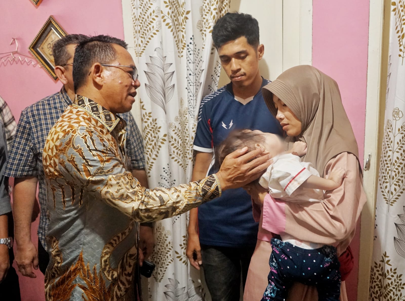 Wakil Wali Kota Medan Jenguk Balita Penderita Kanker Mata dan Beri Bantuan