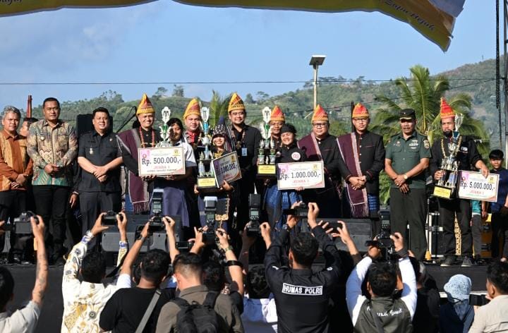 Bobby Nasution Janji Bangun Infrastruktur dan Bantu Pedagang Kecil di HUT ke-22 Pakpak Bharat