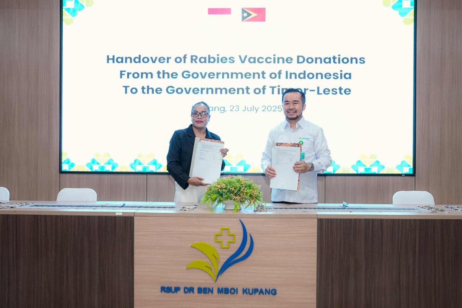 Indonesia Serahkan 2.000 Vial Vaksin Rabies ke Timor-Leste, Perkuat Solidaritas Kesehatan Regional