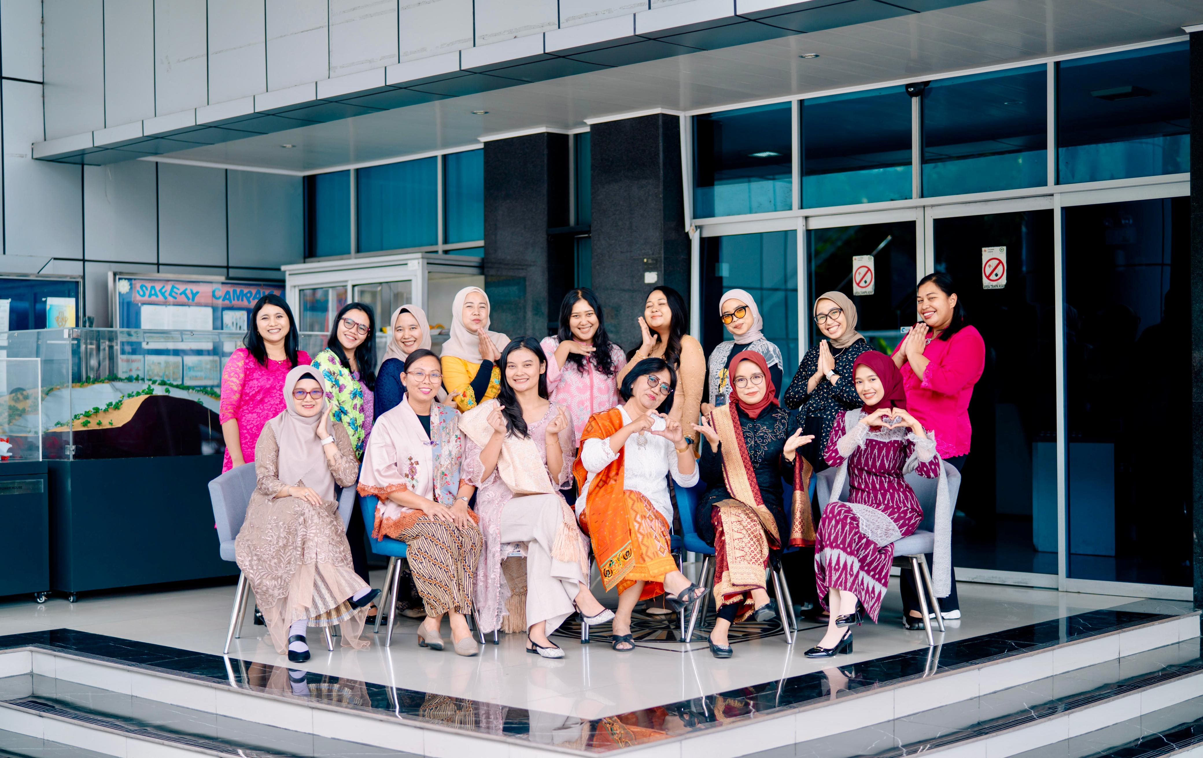 Bangga Berkebaya, Srikandi dan Pegawai Perempuan di PLN UIP SBU Rayakan Hari Kebaya Nasional 2025