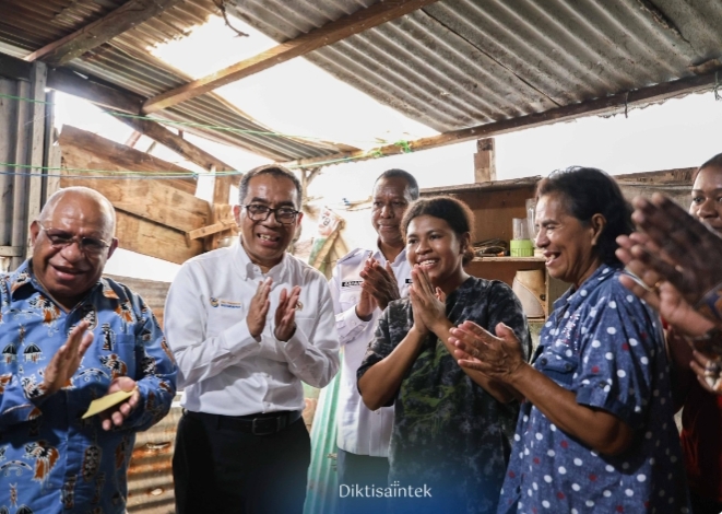 Hangat dan Mengharukan, Mendiktisaintek Sambangi Rumah Mahasiswa KIP-Kuliah di Merauke