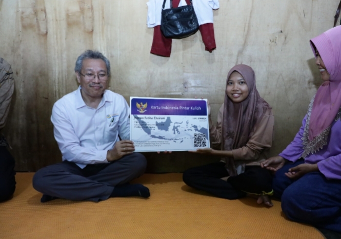 Sesjen Kemdiktisaintek Sambangi Rumah Mahasiswa Penerima KIP Kuliah di Medan, Dukung Prestasi Anak Bangsa