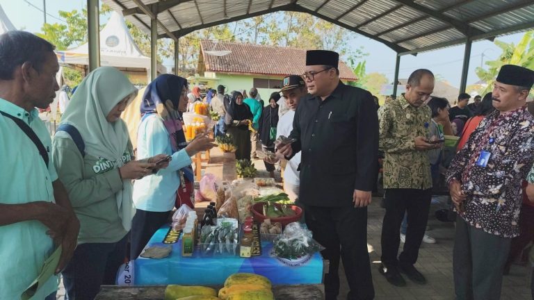 HUT Rembang Dimeriahkan Pasar Tani, Warga Serbu Harga Pangan Murah