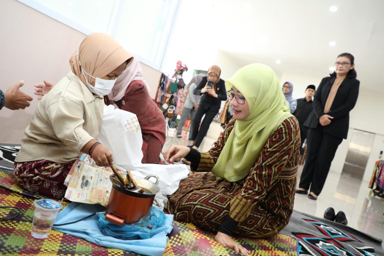 Nawal Yasin Kagumi Karya Batik Tulis Difabel Magelang