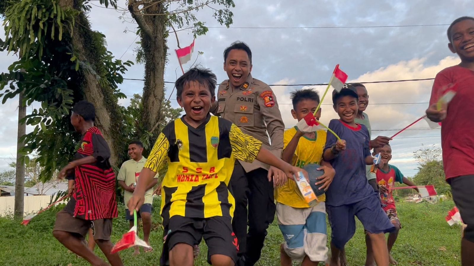 Satgas Damai Cartenz Bermain Bola dan Berbagi Ceria Bersama Anak-anak di Mimika