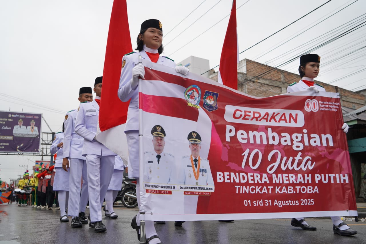 Gerimis Iringi Pembagian 10 Juta Bendera di Toba, Wakil Bupati Ajak Warga Kibarkan Merah Putih hingga Pelosok