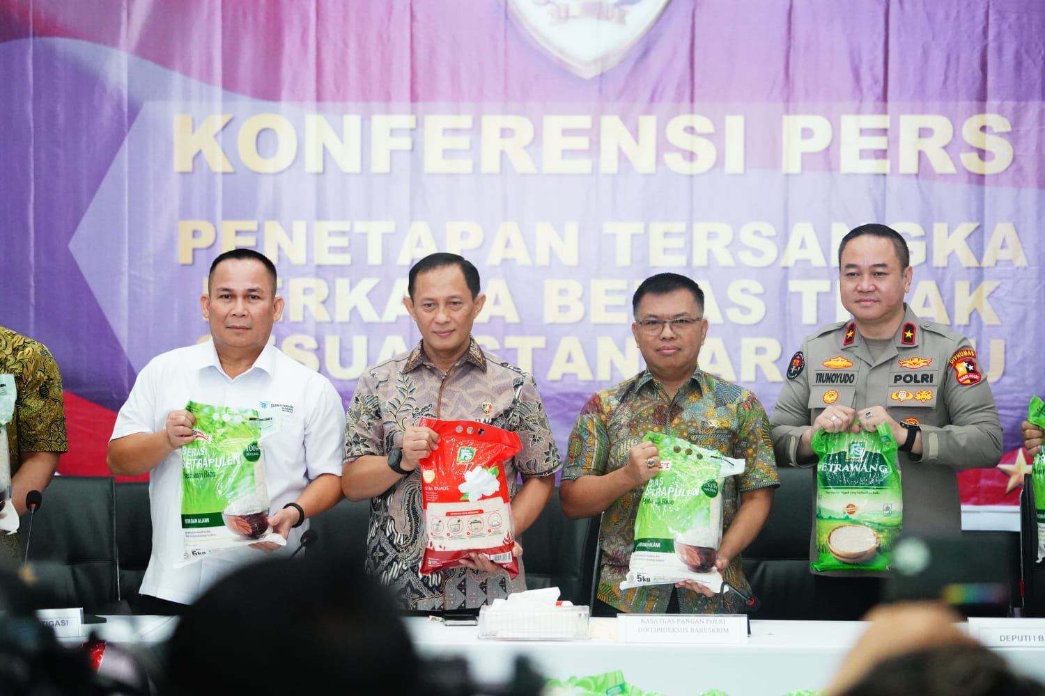 Polri Sita 132 Ton Beras Premium Tak Sesuai Standar