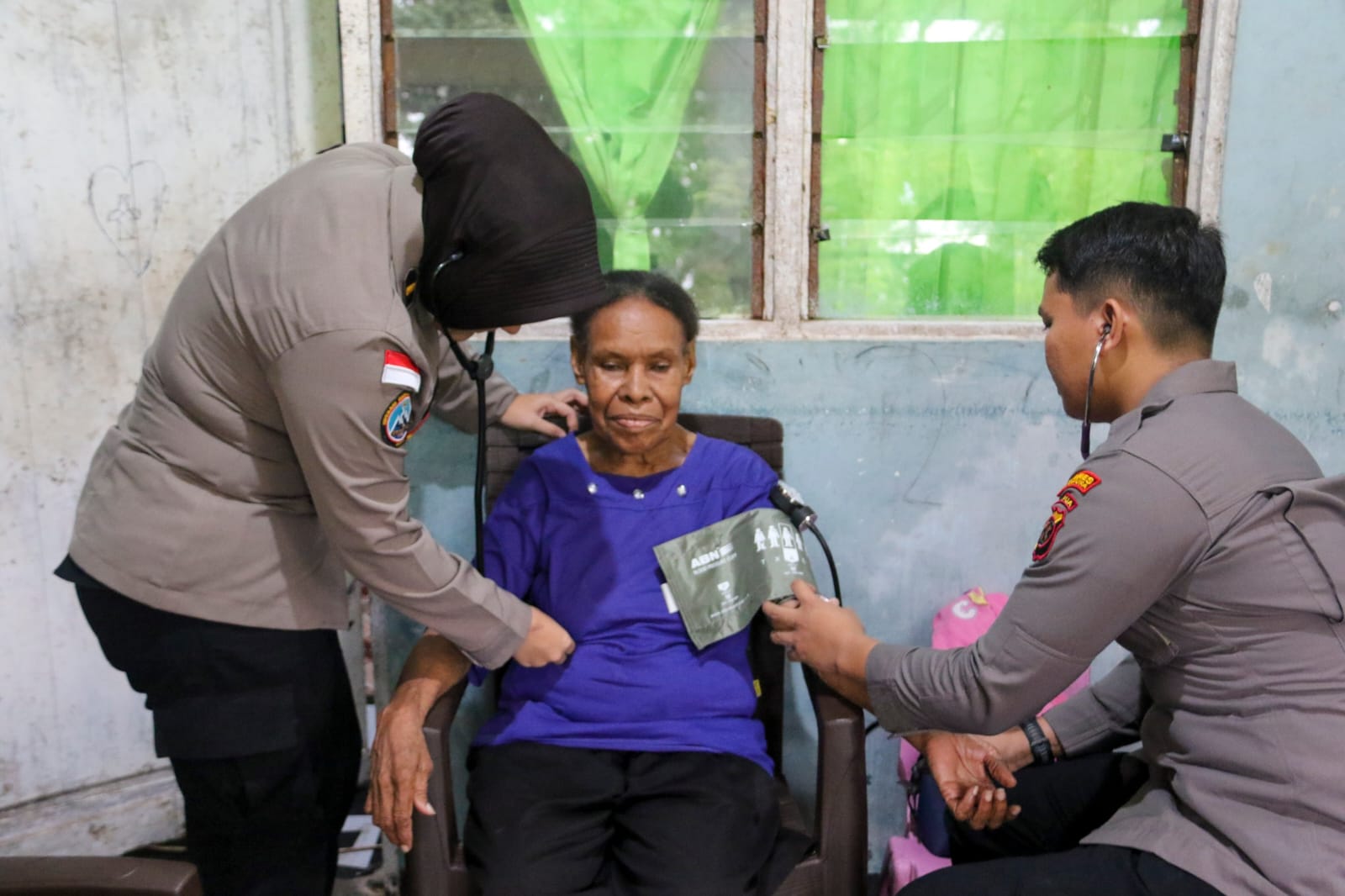 Satgas Damai Cartenz Lakukan Pengobatan Home Visit untuk Lansia di Sarmi