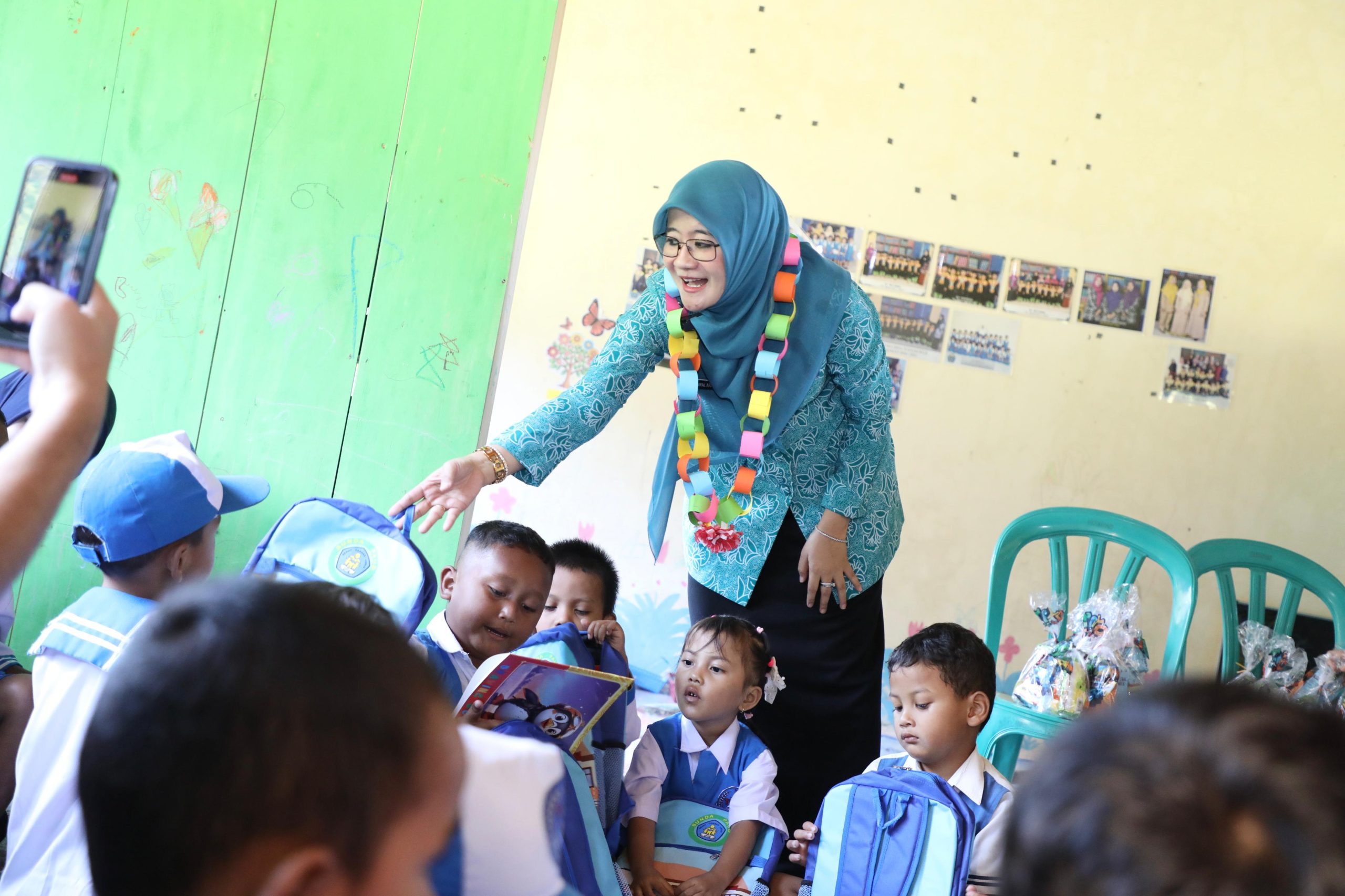Senyum Ceria Siswa TK Mutiara Sambut Kunjungan Bunda PAUD Jateng