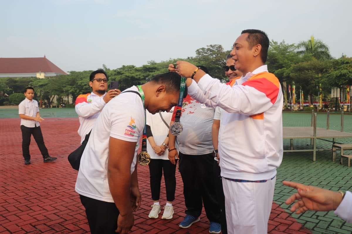 Wabup Bekasi Serahkan Medali dan Bonus untuk Atlet KORMI Peraih Prestasi di FORNAS VIII 2025