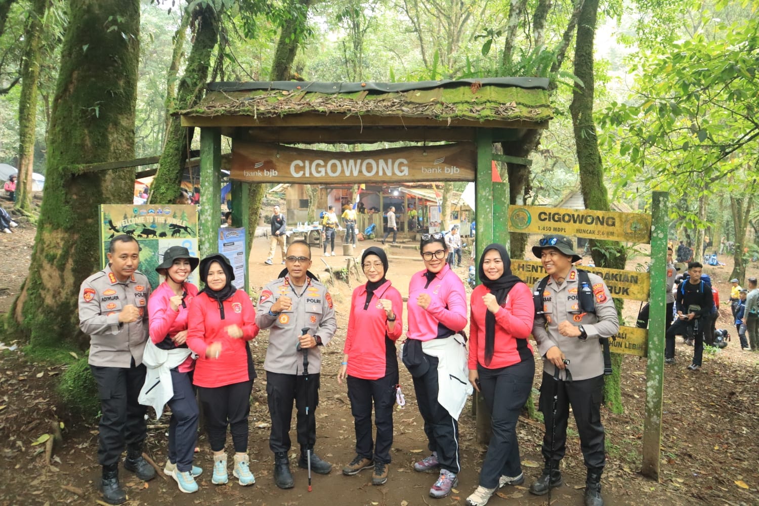 Ketua Bhayangkari Jabar Taklukkan Gunung Ciremai, Rayakan HUT RI ke-80 dengan Semangat Srikandi