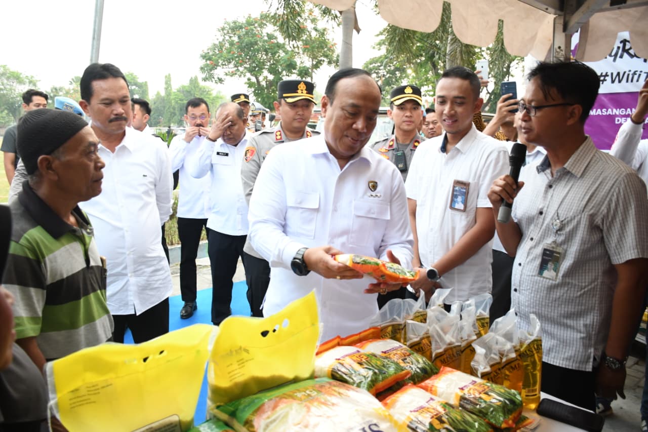 Tekan Inflasi, Polri dan Bulog Salurkan 6 Ton Beras Lewat Pasar Murah di Madiun