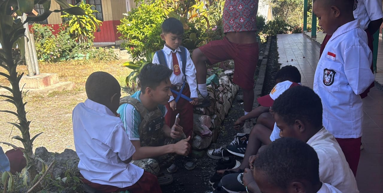 Keceriaan Siswa SD Negeri Mulia Puncak Jaya Saat Disambangi Personel Satgas Operasi Damai Cartenz