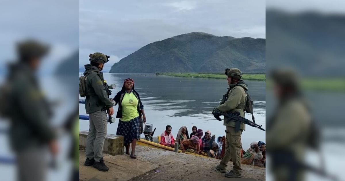 Satgas Damai Cartenz Patroli Humanis di Pelabuhan Aikai