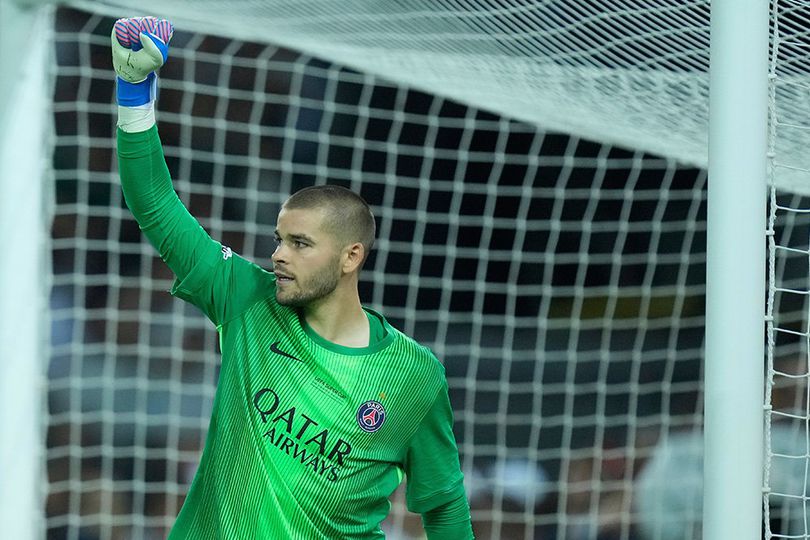 Blunder Tak Menghalangi, Lucas Chevalier Jadi Pahlawan PSG di Piala Super Eropa