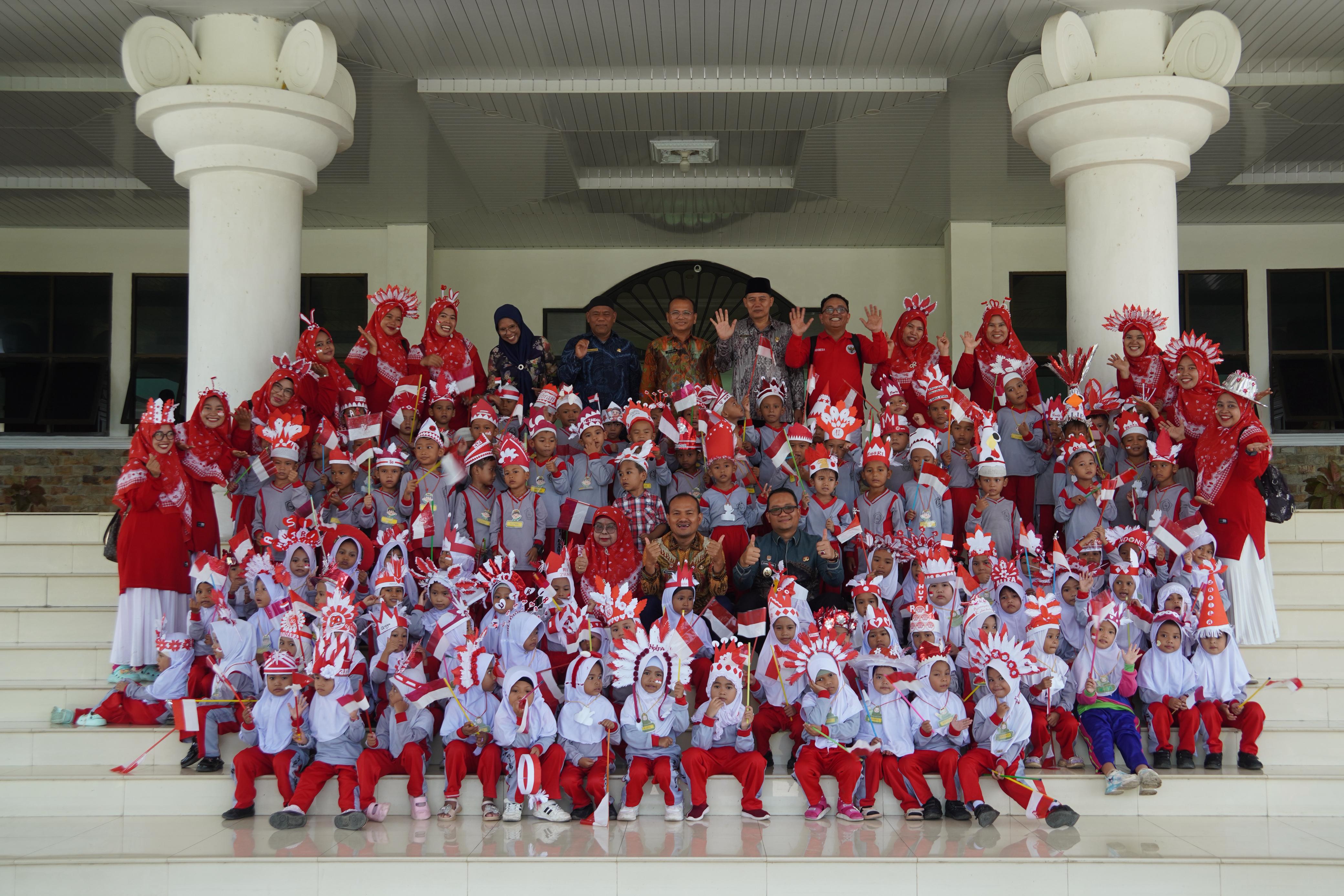 Wali Kota Tanjungbalai Disambangi Siswa RA Darul Athfal yang Ingin Mengenal Pemerintahan