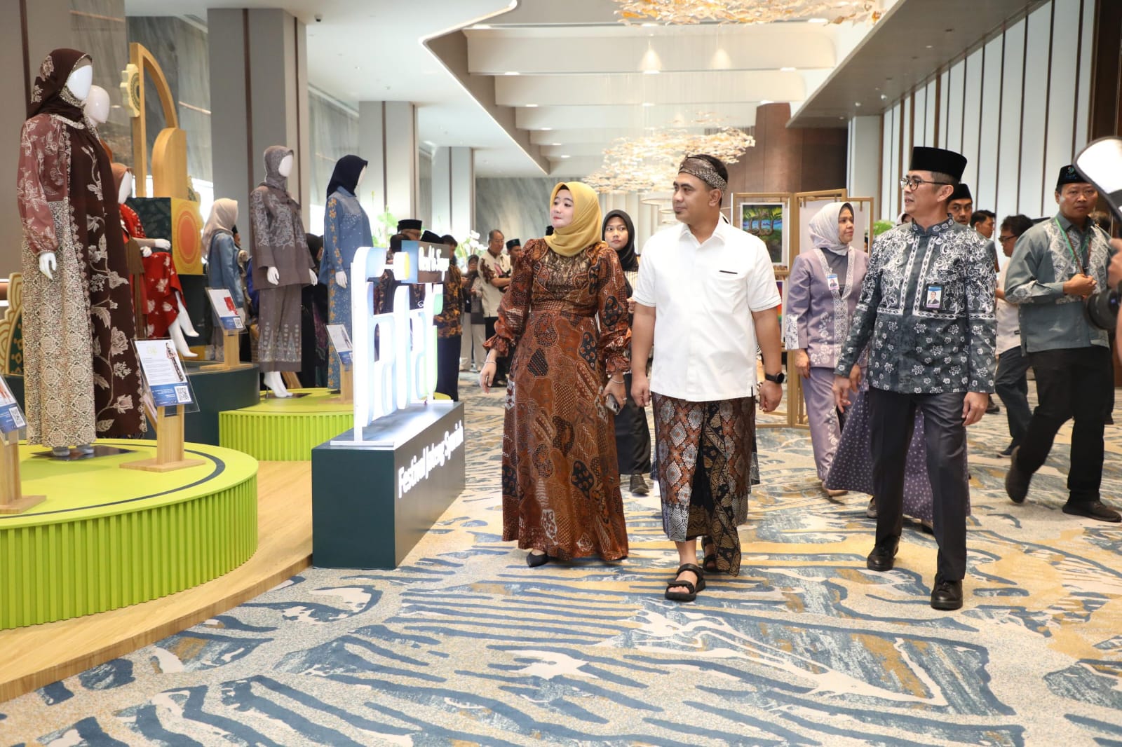 Gus Yasin dan Ning Nawal Terkesan dengan Produk Fesyen Lokal di Festival Jateng Syariah 2025
