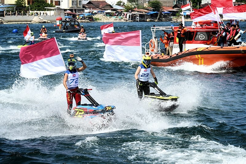 Juara Dunia Aquabike Asal Indonesia Pimpin Parade Merah Putih di HUT RI