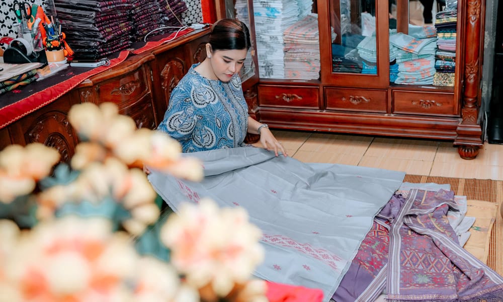 Pelestarian Wastra Tabagsel, Rumah Tenun Nadira Disambangi Kahiyang Ayu