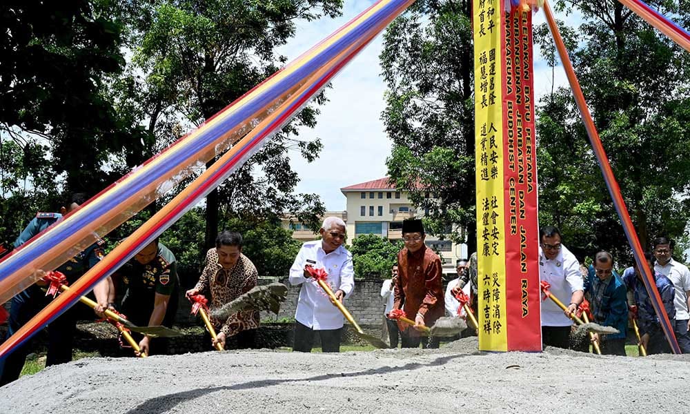 Wagub Surya Resmikan Pembangunan Jembatan Wihara Mahakaruna, Lambang Harmoni Antarumat Beragama