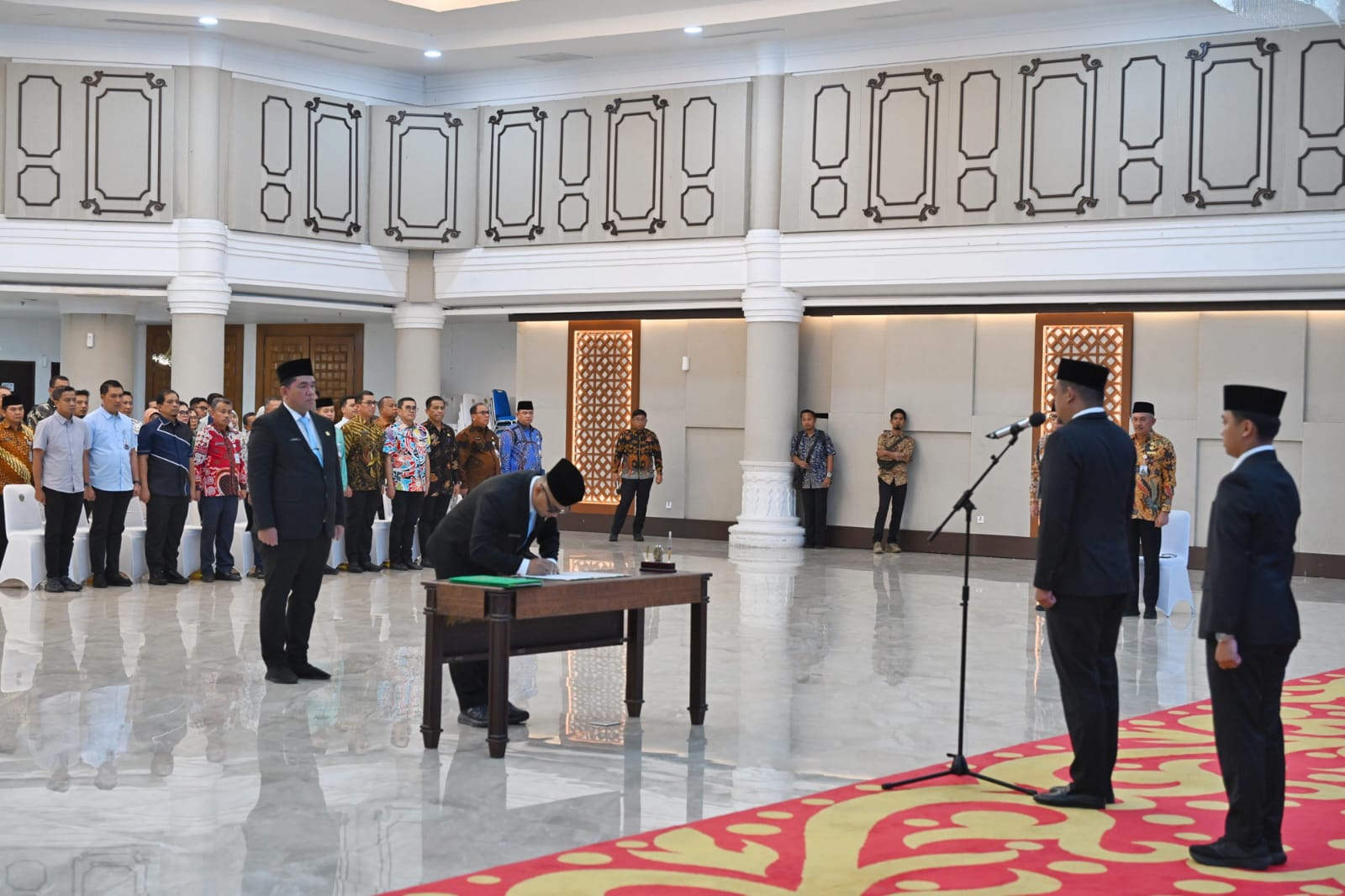 Gubernur Bobby Nasution Lantik Dua Pejabat Eselon II, Tegaskan Larangan Korupsi