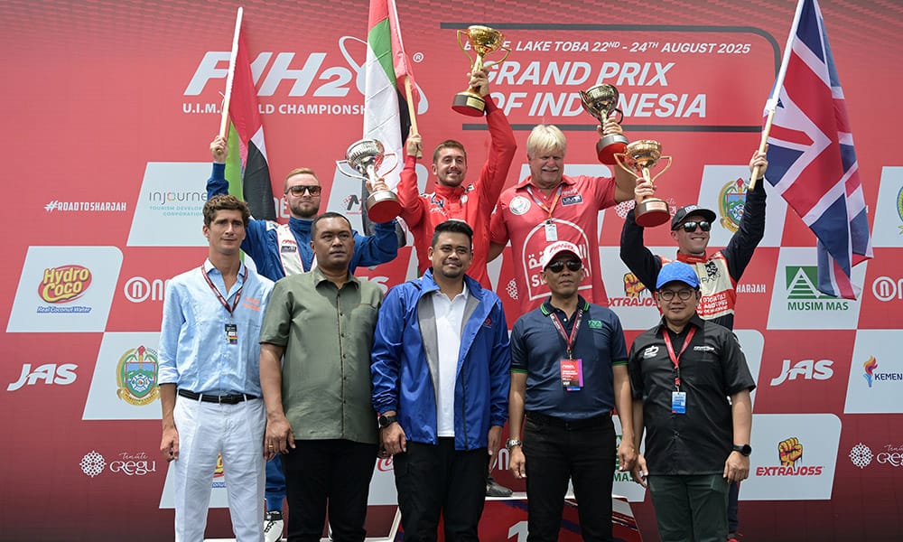 Gubernur Bobby Serahkan Trofi Juara F1 Powerboat GP of Indonesia 2025 di Danau Toba