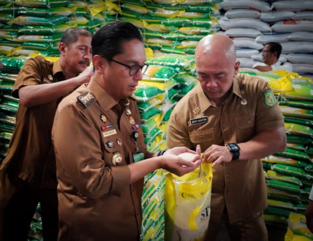 Rico Waas Tinjau Gudang Bulog, Dorong Percepatan Distribusi Beras SPHP