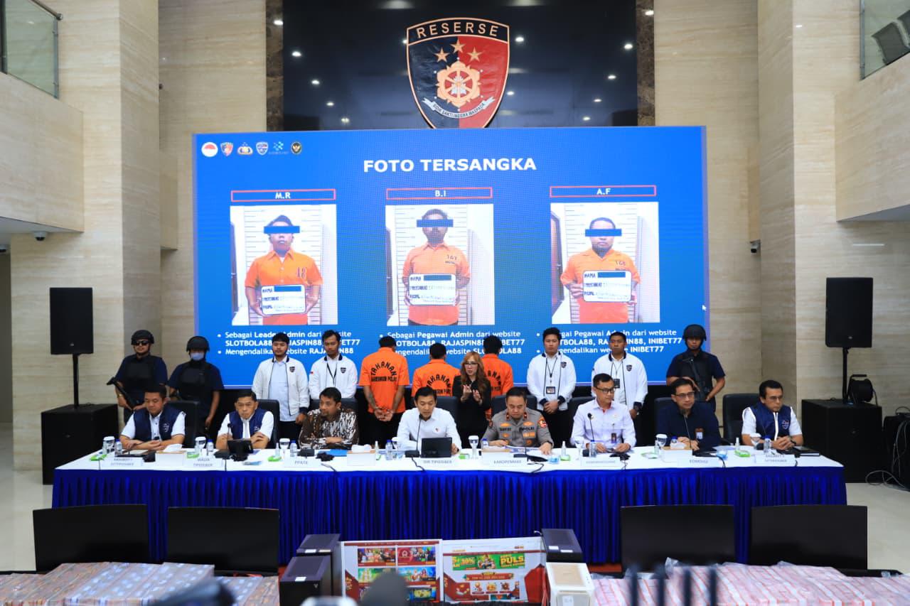 Polri Bongkar Sindikat Judi Online, Tiga Tersangka Ditangkap dan Rp16,4 M Disita