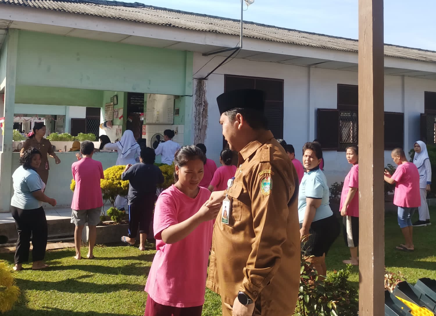Direktur RS Jiwa Prof Dr Muhammad Ildrem Temui Keluarga Disabilitas Mental Saat Kegiatan Olahraga