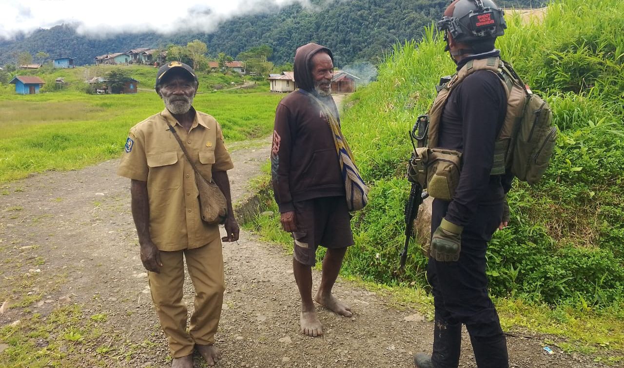 Satgas Ops Damai Cartenz Gelar Patroli dan Silaturahmi dengan Warga Okbape