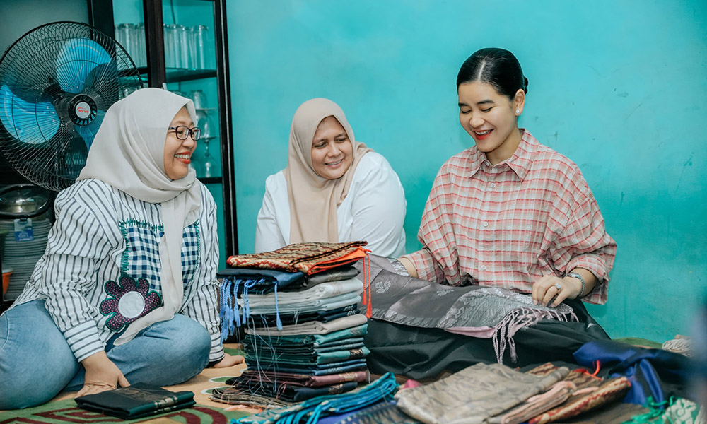 Kahiyang Ayu Borong Songket Khas Asahan di Sentra Silau Laut